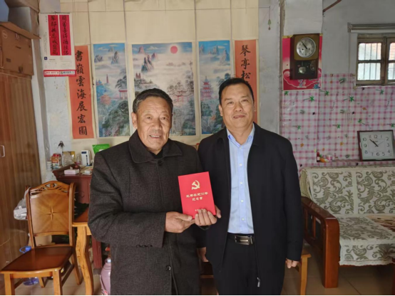 欢城煤矿开展“光荣在党50年”纪念章颁发走访慰问活动